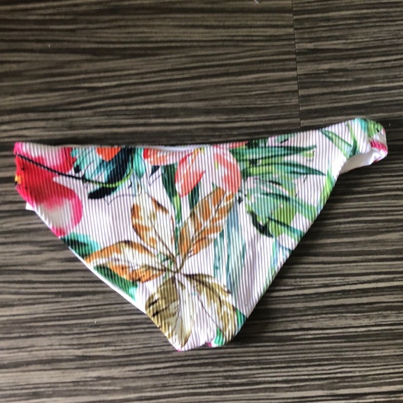 Bikini - Picture 3 of 3